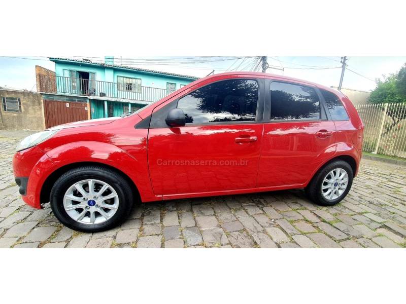 FORD - FIESTA - 2013/2014 - Vermelha - R$ 32.900,00