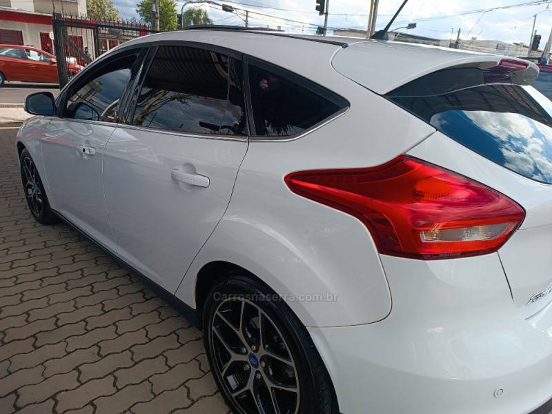 FORD - FOCUS - 2017/2018 - Branca - R$ 71.900,00