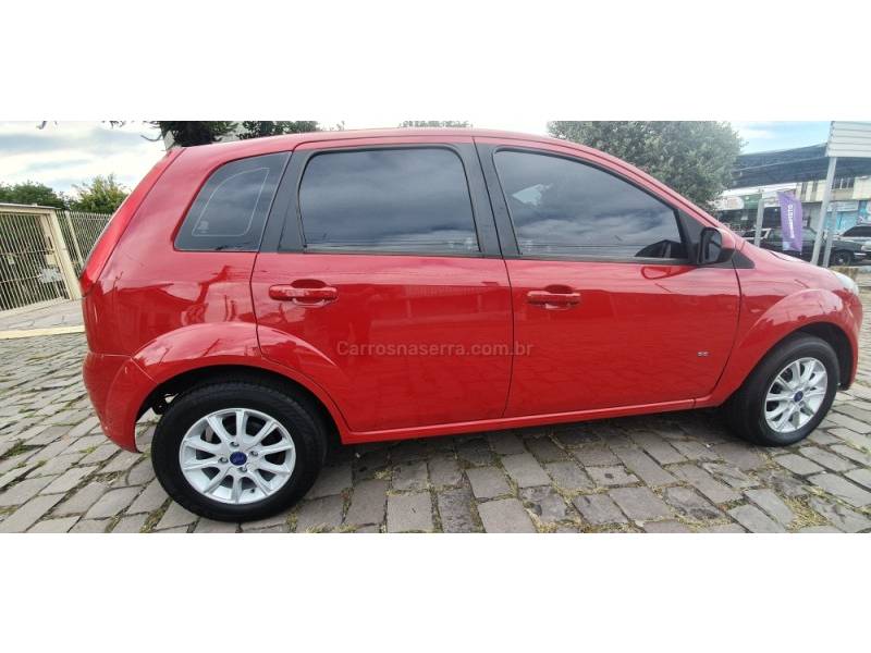 FORD - FIESTA - 2013/2014 - Vermelha - R$ 32.900,00