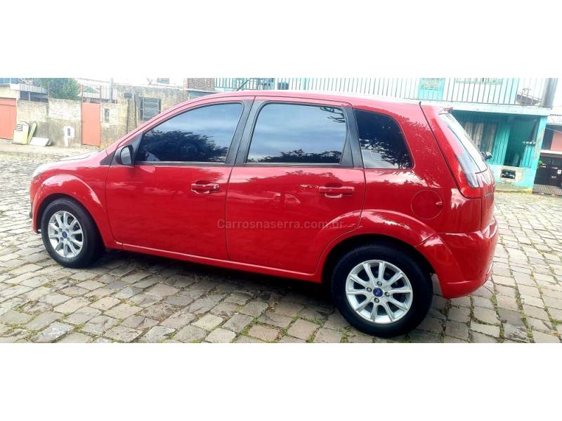 FORD - FIESTA - 2013/2014 - Vermelha - R$ 32.900,00
