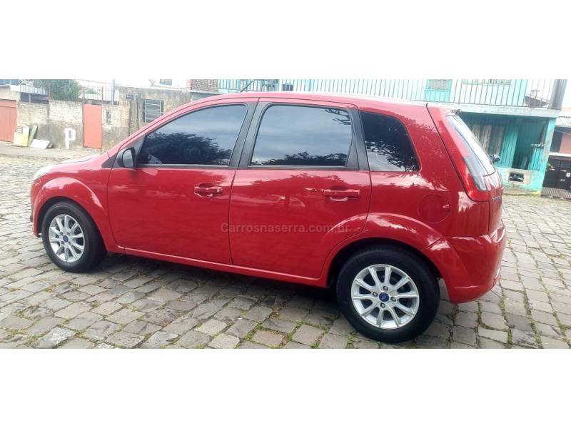 FORD - FIESTA - 2013/2014 - Vermelha - R$ 32.900,00