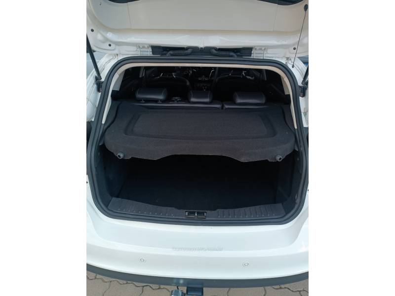 FORD - FOCUS - 2017/2018 - Branca - R$ 71.900,00