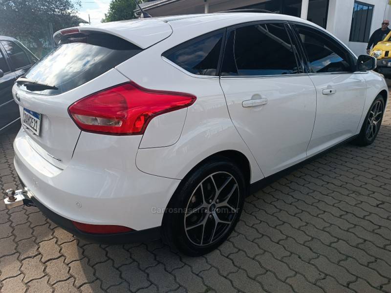 FORD - FOCUS - 2017/2018 - Branca - R$ 71.900,00