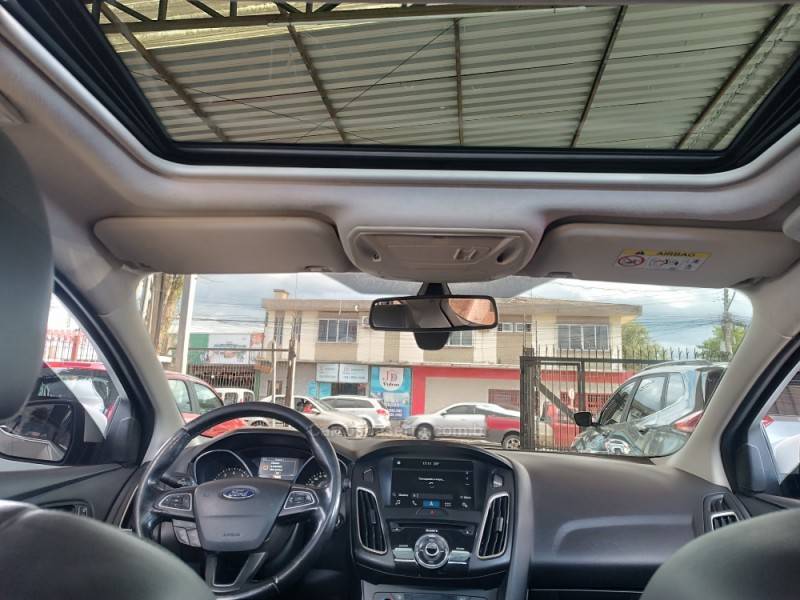 FORD - FOCUS - 2017/2018 - Branca - R$ 71.900,00